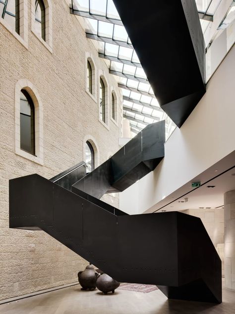 Safdie Architects, Lissoni Associati / LISSONI CASAL RIBEIRO, hiepler, brunier,, Timothy Hursley · Mamilla Hotel · Divisare Moshe Safdie, Black Apartment, Stairs Architecture, Interior Stairs, Hotel Interiors, Modern Staircase, Design Hotel, Trieste, Hotel Design