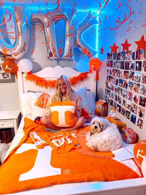 GO VOLS 🧡🧡🧡 Tennessee Vols Grad Party, Tennessee Vols Bedroom Ideas, Tennessee University Outfits, Tennessee Bed Party, Vols Outfit Tennessee, University Of Tennessee Dorm Room, University Of Tennessee Decor, University Of Tennessee Sorority, Utk Dorm Room University Of Tennessee