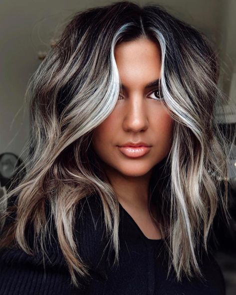 Greige Highlights and White Blonde Money Piece Color Trends 2023, Money Piece Highlights, Money Piece Hair, White Blonde Highlights, Change Hair Color, Trend Ideas, Cool Hair, Grey Hair Inspiration, Money Piece