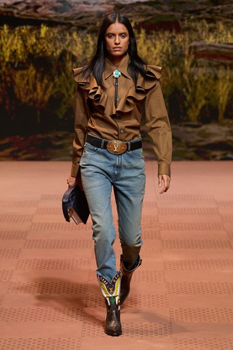 Louis Vuitton Fall 2024 Menswear https://www.vogue.com/fashion-shows/fall-2024-menswear/louis-vuitton/slideshow/collection#10 Miumiu Outfit, Couture Menswear, 2024 Menswear, Paris Fashion Week Runway, Western Trend, Looks Country, Estilo Country, Men Fashion Show, Mode Boho