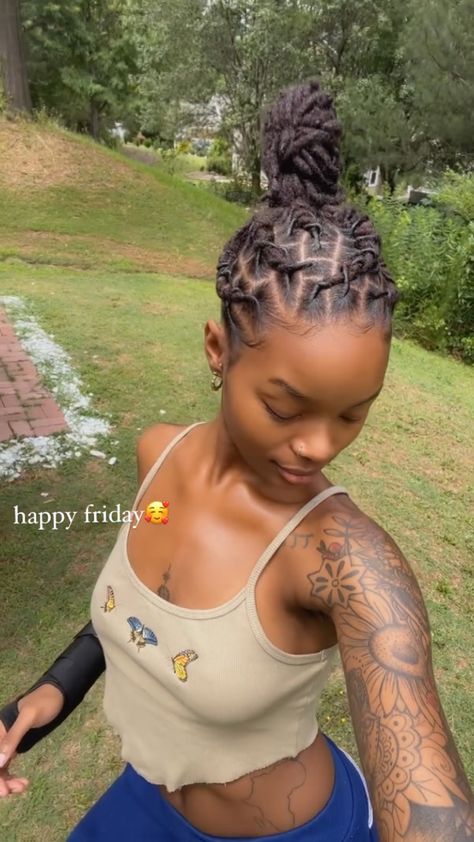 Women Lock Styles, Baddie With Dreads, Pretty Loc Hairstyles, Back To School Loc Styles, Locs Hairstyles For Work, Non Retwist Loc Styles, Locs Hairstyles For School, Locs Hairstyles For Women Natural Hair, Low Bun Loc Styles