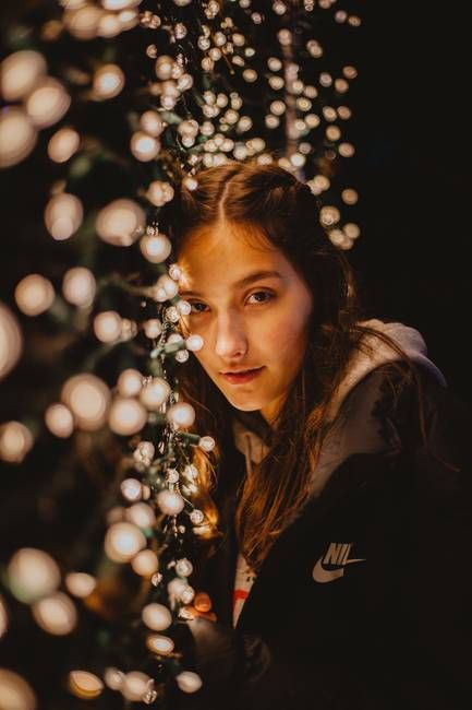 17 Creative Portraits That Use Bokeh to Great Effect | Light Stalking Christmas Lights Photoshoot, Portrait Photo Original, Artistic Portfolio, Fairy Light Photography, Christmas Light Photography, Bokeh Portrait, Light Shoot, Night Portrait, Bokeh Photography