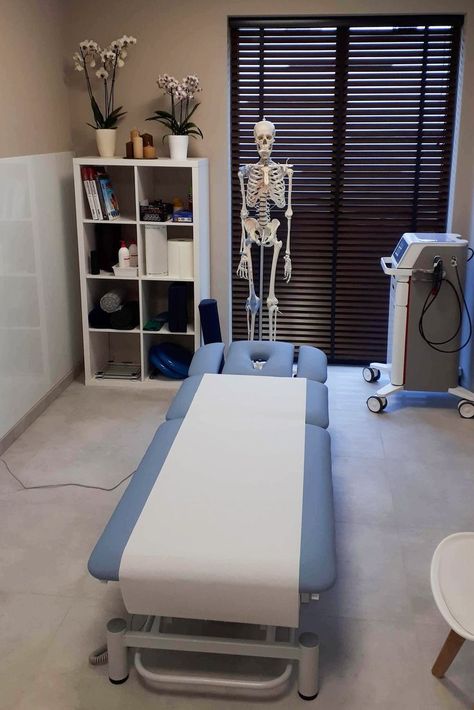 Physiotherapy Room, Chiropractic Office Design, Massage Room Design, Sports Physical Therapy, Sports Massage Therapy, Physiotherapy Clinic, Chiropractic Clinic, Clinic Interior Design, Wellness Clinic