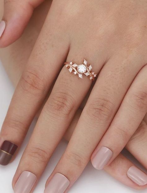 Ringe Aesthetic, Ring Designs Gold, Couple Ring Finger Tattoos, Rose Gold Engagement Ring Simple, Simple Unique Engagement Rings, Ring Tattoo Designs, Tiffany Engagement, Ring Aesthetic, Vintage Gold Engagement Rings