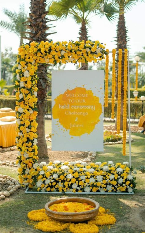 Welcome Board Decoration, Pichwai Decor, Haldi Welcome Board, Sindoor Khela, Haldi Stage, Haldi Ideas, Haldi Decoration Ideas, Haldi Ceremony Decorations, Indian Ceremony