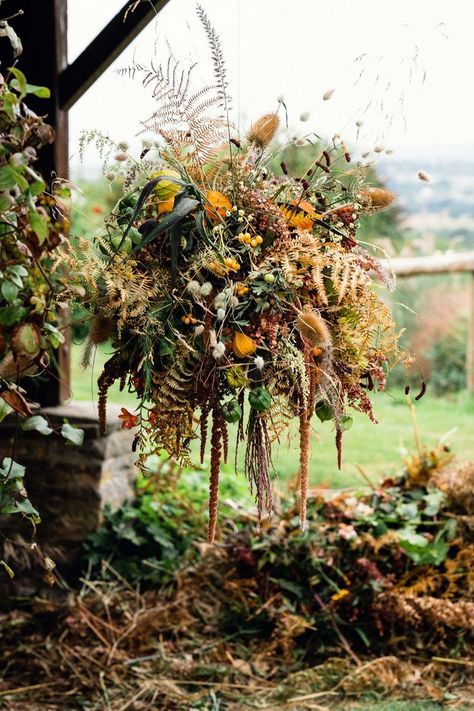 flowers arranged in a ball hanging outside - autumn colours of oranges and browns Dry Flower Hanging, Cloud Flower Arrangement, Foraged Flower Arrangements, Dried Flower Cloud, Making A Flower, Enchanted Forest Decorations, Flower Cloud, Studio At Home, Dried Flower Wreath