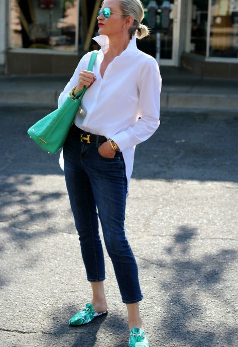 Mode Over 50, White Shirt And Blue Jeans, White Shirt Outfits, Green Purse, Casual Chic Outfit, Casual Work Outfits, Fashion Over 50, 50 Fashion, Green Bag