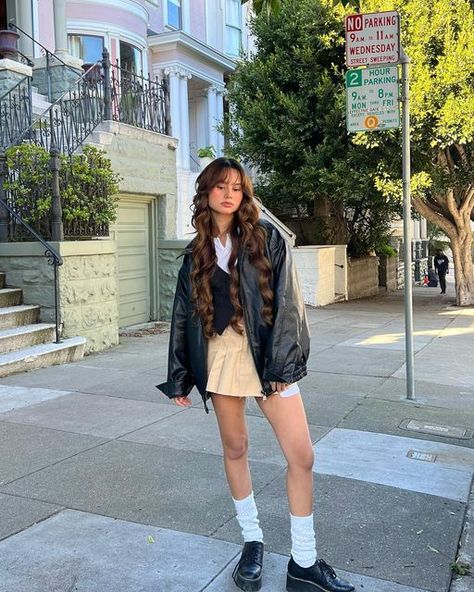 𝐈𝐒𝐀𝐁𝐄𝐋𝐀 on Instagram: "🍪" Mary Jane Outfit, Business Casual Skirt, Pleated Skirt Outfit, Outfit Inso, Downtown Outfits, Casual Skirt Outfits, Paris Outfits, Skirt Outfits, Aesthetic Clothes