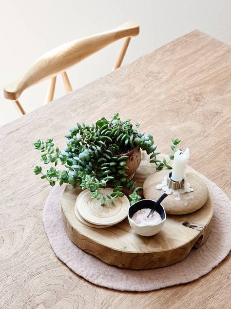 Chic and practical table centerpiece for home: plant, candle, coasters, salt Minimalist Decorating, Australian Home Decor, Do It Yourself Decoration, Minimalist Dekor, Deco Nature, Dining Table Centerpiece, Mid Century Dining, Natural Home Decor, Minimalist Home Decor