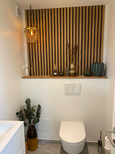 Downstairs Toilet Wood Panelling, Slat Wall Behind Toilet, Wooden Panel Bathroom, Bad Inspiration Holz, Wood Slat Wall Bathroom, Toilet Accent Wall, Wc Beige, Wooden Wall Bathroom, Wc Inspiration