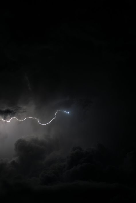 Thanks to Bruno for making this photo available on @unsplash 🎁 Thunderstorm Pictures, Picture Cloud, Cairns Australia, Ginger Flower, Earth Images, Wallpaper Earth, Thunder And Lightning, Pretty Sky, Samsung Wallpaper