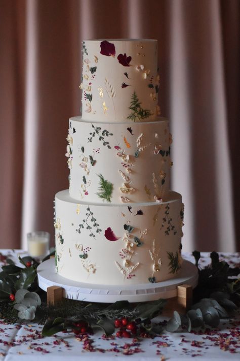 Wedding Cake Designs Winter, Winter Wedding Uk, Christmas Themed Wedding Cake, December Wedding Cakes, December Wedding Cake, Winter Wonderland Wedding Cake, Wedding Cake Winter, White Chocolate Wedding Cake, Wedding Cake Christmas