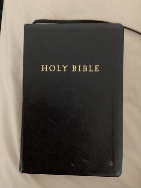 Bible Holding Bible, Bible Pics, Bible Photos, Apple Gift Card, Study Pictures, Bible Pictures, Money On My Mind, Good Day Quotes, Fake Pictures