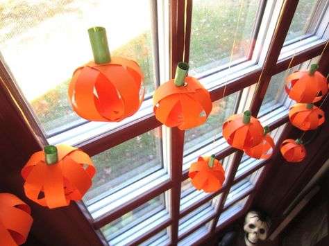 Diy Halloween Window Decorations, Fall Window Decorations, Diy Halloween Window, Window Decoration Ideas, Halloween Classroom Decorations, Paper Pumpkin Craft, Halloween Window Decorations, Modern Fall Decor, Fall Pumpkin Crafts