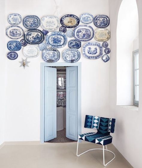 Chinoiserie Blue, Creative Interior Design, Blue White Decor, Amazing Decor, Hanging Plates, White Plate, Asian Decor, Blue And White China, Island Living