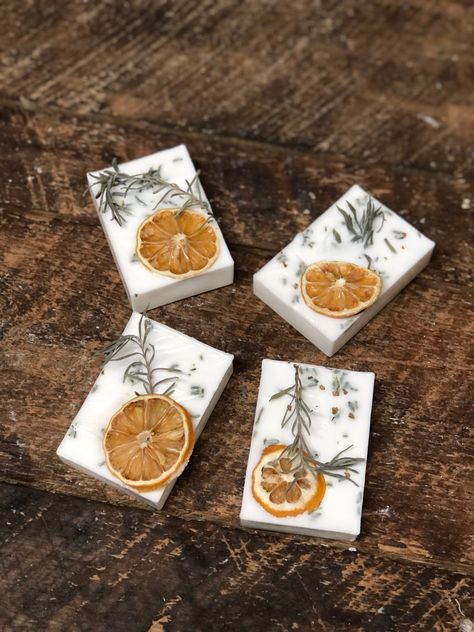 All natural lemon & lavender essential oil soap bar. Dried lemon and lavender. Home Made Soap Ideas, Soap Bar Aesthetic, Soap Displays For Craft Shows, Soap Making Ideas, Lemon Soap Bars, Soap Design Ideas, Savon Diy, Easy Soap Recipes, Lavender Soap Bar