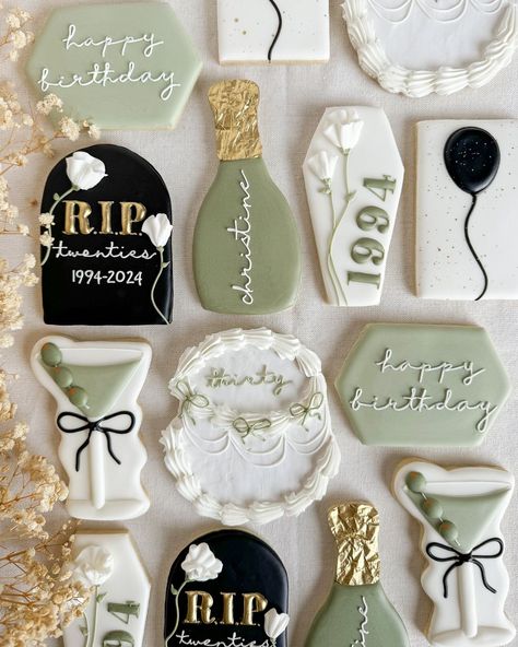 Sugar & Bee Cookie Co. | Kaci | RIP twenties 🖤 this theme was so fun & cute!🍸 Dye-free natural colors: @prsmsugarco gold: @jennaraecakes black cocoa:... | Instagram 25th Birthday Cookies Decorated, Royal Icing Cookies Birthday, Black And Gold Cookies, Rip Twenties, Gold Cookies, Happy Birthday Cookie, Black Cocoa, Bee Cookies, Best Apple Pie