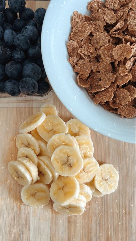 Bran flakes, banana & blue berries for wins Bran Flakes, Blue Berries, Frosted Flakes, Healthy Happy, Bananas, Cereal, Coffee, Quick Saves, Blue