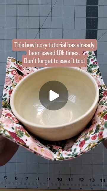 Muriel Corbierre on Instagram: "Back by popular demand: the bowl cozy tutorial! 🥳
This reversible and microwavable bowl cozy is a perfect Christmas gift for beginner sewists to make. Make sure you use 100% cotton thread, fabric and batting (I used wrap and zap from Pellon) if you want to be able to usecit safely in the microwave. Microwave 1 minute at a time when using.

Cut: 2 squares of quilting cotton 10" (25cm) and 2 squares of batting 9.5" (24cm).
Place and center one piece of batting on the back of each quilting cotton piece. I used a little bit of temporary adhesive to make the quilting easier. Trace 2 diagonals on each batting square and sew on top of each line. If you have a walking foot, use it!
Fold each piece in 2 as shown, right side together, and mark the fabric with chalk 2 Large Bowl Cozy Pattern Free Printable, Bowl Gift Wrapping Ideas, Bowl Hugger Pattern, Microwave Bowl Holder Pattern Free, Sewing Bowl Cozies, Crochet Soup Bowl Cozy Free Pattern, How To Wrap A Bowl As A Gift, Bowl Holder Diy, Bowl Cozy Pattern Free Printable