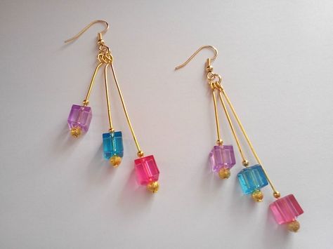 Long gold plated earrings with acrylic cube beads in various shades of purple by Elita's Bijoux on facebook.Price: 10 Euros. Cube Bead Earrings, Cube Beads Jewelry Ideas, Square Beads Jewelry Ideas, Simple Bead Earrings, Christmas Jewelry Diy, Anting Manik, Diy Earrings Easy, Diy Jewelry Earrings, Beaded Earrings Diy