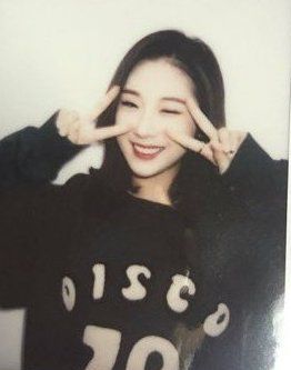 Loona Polaroid, Kpop Random, Odd Eyes, Olivia Hye, Film Camera, Korean Girl, South Korean Girls, Bbc, Kpop Girls