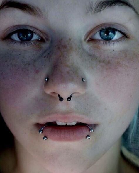 Nose Piercing Scar, Lip Piercing Stud, Spiderbite Piercings, Piercing Face, Piercing Bouche, Mouth Piercings, Spider Bite Piercing, Double Tongue Piercing, Double Cartilage Piercing