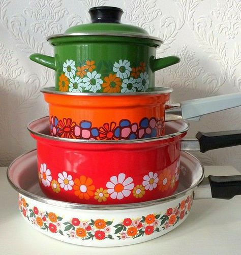 Pretty Pots And Pans, 1950 Decor, Retro Maximalist, Vintage Pots, Hippie House, 70s Kitchen, Kitchen Necessities, 70s Home Decor, Vintage Cooking