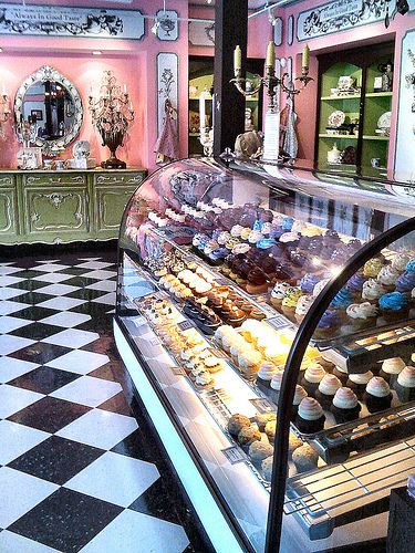 LOVE the colours and the vintage classic feel to this store (the flooring and walls etc) GORGEOUS Cake Shop Design, Boutique Patisserie, Vintage Bakery, Bakery Shop Design, Bakery Store, Cute Bakery, Bakery Interior, Bakery Decor, Bakery Display