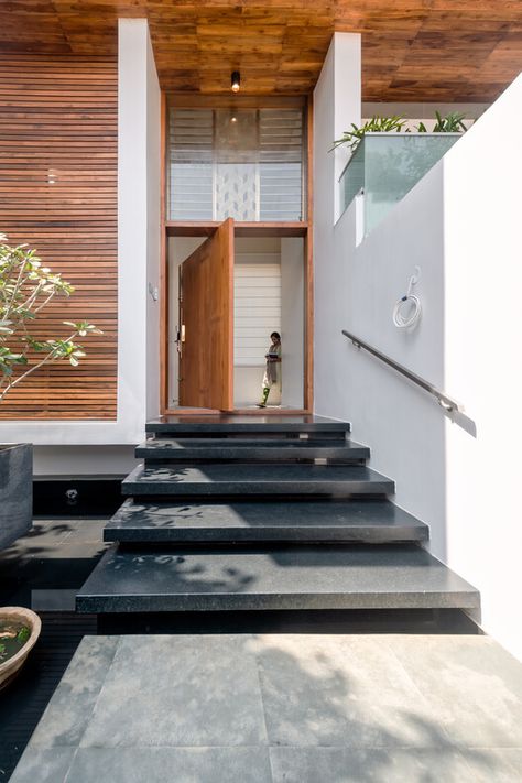 Concrete Front Steps, Urban Courtyards, Courtyard Home, Patio Decor Ideas, Modern Entrance Door, Entry Stairs, Modern Entrance, Entrance Door Design, Steps Design