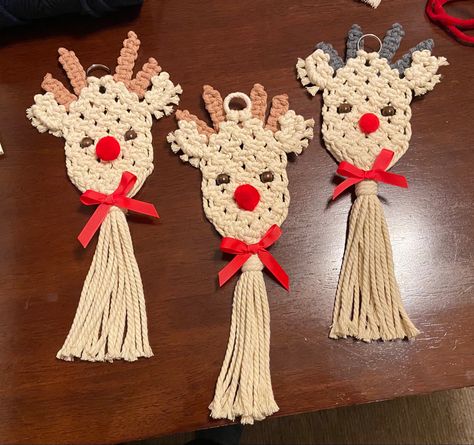 Macrame Reindeer, Decorate Apartment, Christmas Ornament Ideas, Decorating Apartment, Simpul Makrame, Free Macrame Patterns, Macrame Plant Hanger Tutorial, Dream Catcher Craft, Macrame Knots Pattern