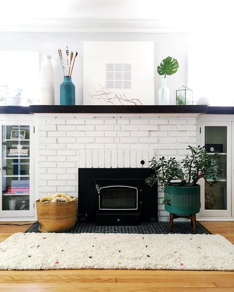 134 Likes, 4 Comments - Colleen Ludovice (@inspiredtoshare) on Instagram: “When your rug comes back from the cleaners looking fresh 🙌🏼 ...and then your dog breaks it in with…” Long Mantel Decor, Sofa Blocking Fireplace, Long Mantle Ideas, Faux Brick Fireplace Surround, Living Room Built Ins With Windows, White Brick Fireplace With Black Mantle, High Contrast Interior Design, Long Fireplace Mantle, Long Fireplace Mantle Decor