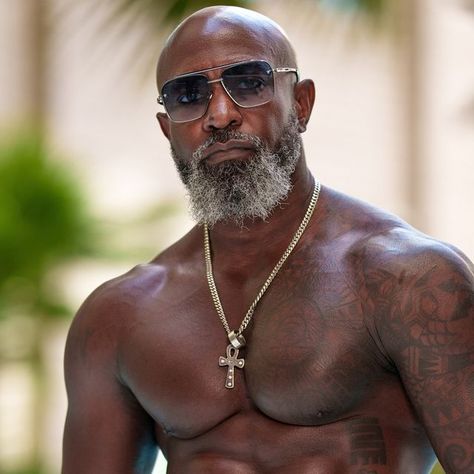 Black Guys With Beards, Handsome Bald Men, Bald Man With Beard, Handsome Black Guys, Bald Beard, Beard Styles Bald, Bald Black Man, Silver Foxes Men, Attractive Black Men