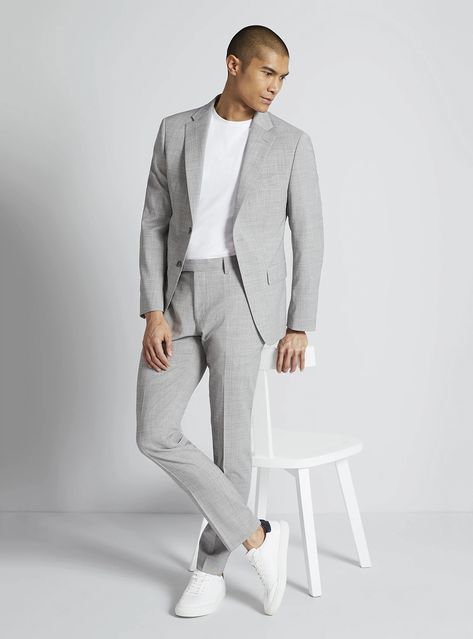 A chic, relaxed ensemble with a light grey suit paired with a white T-shirt and sneakers. A perfect blend of elegance and casual comfort, ideal for maintaining a fashionable yet effortless look. Light Grey Suit Men, Wedding Suits Men Grey, Grey Mens Suit, Prom Outfits For Guys, Light Grey Suit, Casual Suits Men, Suits And Sneakers, Grey Suit Men, Light Grey Suits