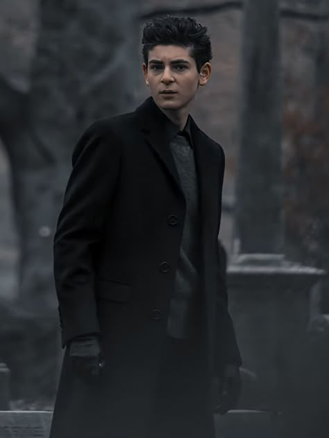 David Mazouz Aesthetic, Bruce Wayne Outfit, David Mazouz Gotham, Gotham Bruce Wayne, Bruce Wayne Gotham, Gotham Bruce And Selina, Mirror Shards, Gotham Show, Gotham Bruce