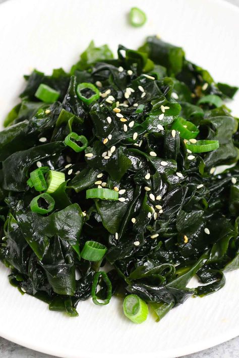 Seaweed Salad (Easy Japanese Wakame Salad Recipe) Japanese Salad Recipes, Wakame Salad, Japanese Salad, Wakame Seaweed, Salad Healthy, Cold Salad, Japanese Cooking, Appetizer Salads, Super Easy Recipes