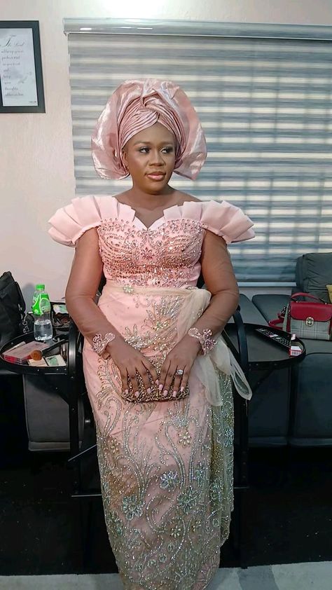 Peach Asoebi Lace Styles, Madam Blouse Lace For Wrapper, Simple Ankara Gowns, Lace Blouse Styles, Latest Lace Styles, Lace Dress Classy, Lace Blouse Design, Classy Short Dresses, Nigerian Lace Styles