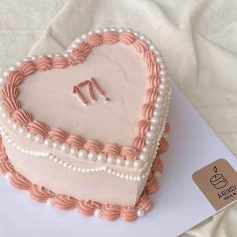 17 Doğum Günü, Heart Shaped Birthday Cake, 17. Geburtstag, Tårta Design, Heart Birthday Cake, 17 Birthday Cake, Heart Shaped Cake, 17th Birthday Ideas, Vintage Birthday Cakes