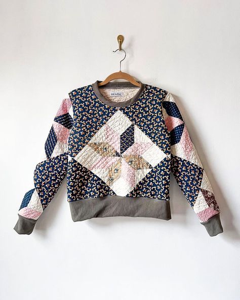 Eight Point Star Quilt Pullover ✴️ | Instagram Oregon Clothes, Diy Sweatshirt Jacket, Patchwork Garments, Eight Point Star, Blanket Sewing, Quilt Clothes, Quilt Coats, Sweater Quilt, Quilted Hoodie