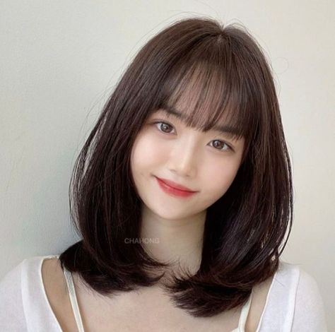 Kpop Short Hair With Bangs, Korean Medium Length Haircut, Medium Haircut Korean, Bangs For Chubby Face, Kpop Short Hair, Hair Style Korea, Bangs With Medium Hair, Shot Hair Styles, Style Korea