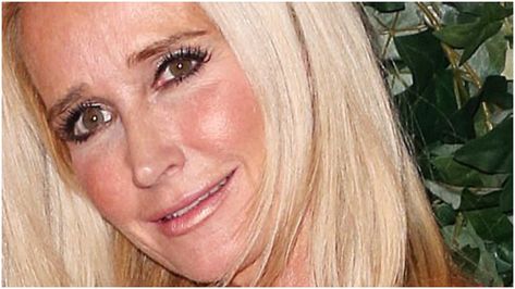 Kim Richards Looks Unrecognizable in New Photo With Sisters Kyle Richards & Kathy Hilton Kyle Richards Plastic Surgery, Kyle Richards New House, Kyle Richards House, Smiley Face Quote, Kylie Richards, Kim Richards, Kathy Hilton, Sister Poses, Kyle Richards