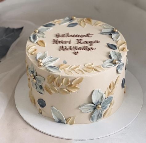 Aesthetic Birthday Cake For Mom, Elegant Mini Cakes, Birthday Cakes For Mom Elegant, Textured Cake Design, Cake Ideas For Women Birthday Creative, Tortas Aesthetic 15, Simple Pretty Cakes Birthday, Cake Simple Aesthetic, Elegant Cake Designs Birthday