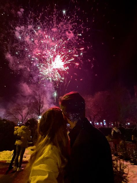 New Years Couple Aesthetic, New Year Photoshoot Ideas Couple, Sylwester Aesthetic, Nye Couples Picture, New Years Kiss Aesthetic, New Years Eve Couple Pictures, New Years Kiss Couples, Couple New Years Pictures, New Year Couple Goals