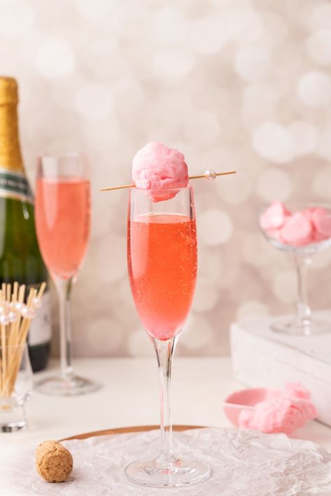 These DIY Cotton Candy Glitter Bombs are a perfect party starter and add sparkle and fizz to champagne and other beverages. Diy Cotton Candy, Cotton Candy Glitter, Bomb Drinks, Cotton Candy Champagne, Craft Cocktail Recipe, Candy Cocktails, Champagne Drinks, Glitter Champagne, Sparkling Cider