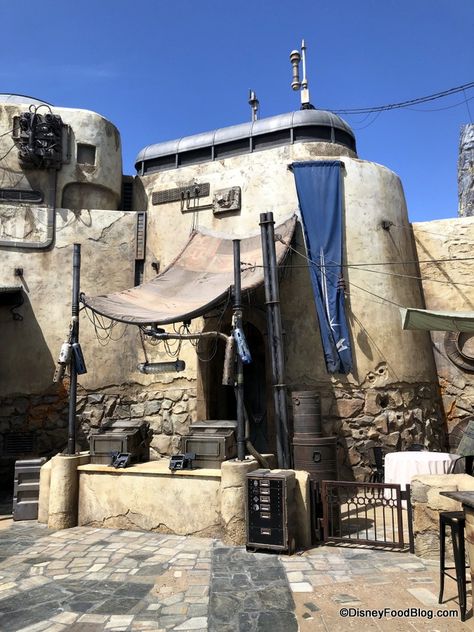 Savi's Workshop FAQ: Everything You Need To Know About Building a Lightsaber in Star Wars: Galaxy's Edge! | the disney food blog Star Wars Architecture, Minecraft Star Wars, Build A Lightsaber, Decoracion Star Wars, Star Wars Planets, Star Wars Galaxy's Edge, Planet Coaster, Star Wars Canon, Star Wars Room