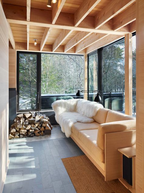 Modern Sunroom Ideas, Rustic Sunroom, Modern Sunroom, Casa Container, Decoration Inspiration, A Living Room, Cabins In The Woods, Bay Window, Living Room Inspiration