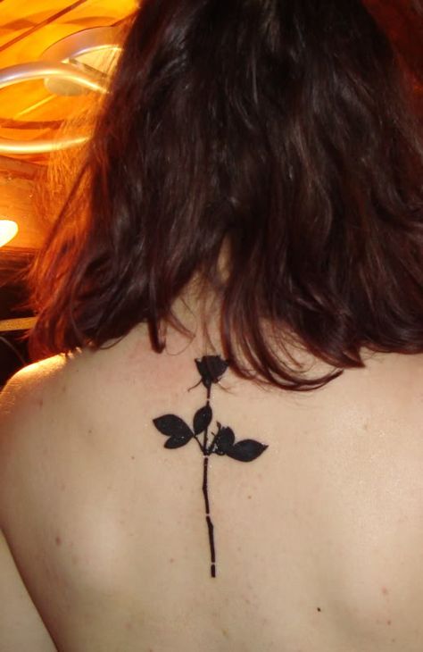 Depeche Mode Rose Tattoo, Depeche Mode Tattoo Ideas, Depeche Mode Tattoo, Tatoo Rose, Finger Rose Tattoo, Octopus Tattoo Sleeve, Beginner Tattoos, Grunge Tattoo, Cute Tats