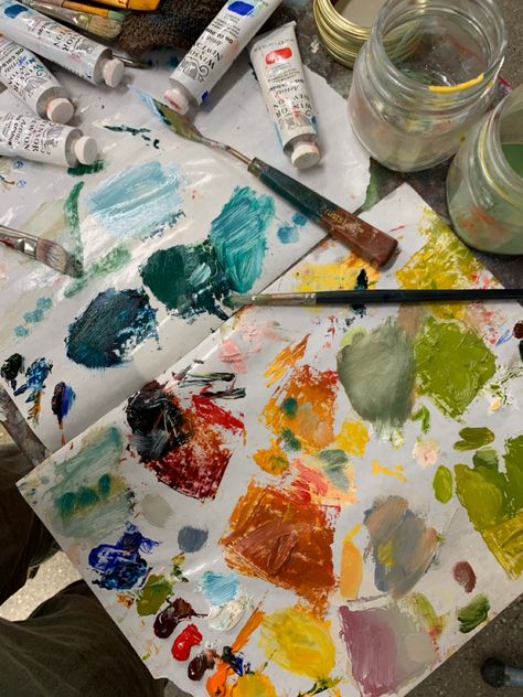 colorful painting palette of oil paints Art Student Aesthetic, Oil Paint Set, Artsy Aesthetic, Painting Palette, Painters Palette, Art Major, Artist Palette, Aesthetic Life, Pallet Painting