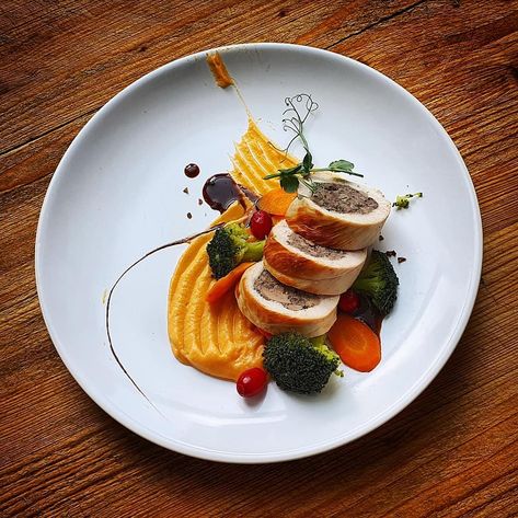 Food Plating Photography, Elegant Plating Food Presentation, Plating Potatoes, Chicken Plates Ideas, Fine Dining Fingerfood, Chicken Plating Presentation, Chicken Ballotine Plating, Chicken Roulade Plating Fine Dining, Grilled Chicken Plating