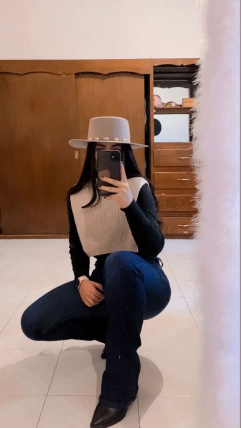 Casual Mexican Outfit, Fresa Vaquera Outfits, Rancho Outfit Mexican Winter, Baile Outfits Mexican Concert, Winter Mexican Outfit Ideas, El Rancho Outfit, Look Con Sombrero Outfits, Outfits Invierno Buchifresa, Women’s Western Hats