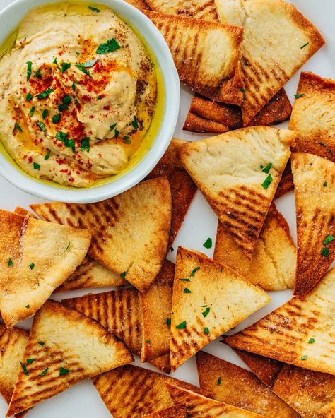 Hummus dip is a quick and easy appetizer! Top a platter with cucumber, tomatoes, olives and feta cheese, then dip with pita chips. #hummus #hummusdip #easyappetizer #appetizer #snack #partysnack #dip #partydip #easydip #summerappetizer #healthysnack Dip With Pita Chips, Spinach Dip Cold, Loaded Hummus, Pita Chips Recipe, Baked Pita Chips, Homemade Pita Chips, Kale Chips Baked, Baked Kale, Smoked Salmon Dip